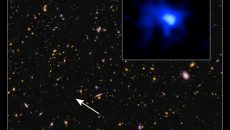 Situada a más de 13.000 millones de años luz de distancia, EGS-zs8-1 es la galaxia más lejana que se ha medido hasta ahora. Fue identificada en principio con los telescopios espaciales Hubble y Spitzer (de infrarrojo), pero investigadores lograron medir con precisión esta galaxia gracias a un instrumento astronómico del telescopio Keck (de espejo de 10 metros de diámetro), situado en Mauna Kea, Hawai. La información fue publicada por la NASA el 5 de mayo de 2015. ( Foto: NASA, ESA, P. Oesch (Yale U.) ) Galería de fotos disponible en: http://www.comunicacion.amc.edu.mx/