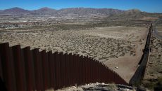 El antropólogo social Carlos Vélez Ibáñez, de la Universidad de Arizona, asegura que se ha comprobado que acciones como las promovidas por el actual presidente de Estados Unidos en contra de los inmigrantes afecta más a las familias que tienen integrantes que ya son residentes o que son ciudadanos, que a los que son indocumentados. (Foto: tomada de google.com.)