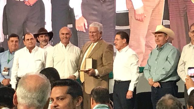 Manuel Sescosse recibe Medalla al Mérito Ganadero