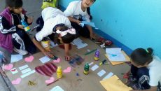 Un grupo de niños con requerimientos educativos especiales del primer ciclo de primaria trabaja bajo el modelo ecológico de riesgo/resiliencia en educación especial, parte sustancial de un programa que lidera la investigadora Guadalupe Acle Tomasini. (Foto: cortesía Dra. Guadalupe Acle.)
