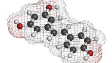 Molécula de resveratrol, un antioxidante. Investigadores del Laboratorio de Alta Tecnología de Xalapa de la Universidad Veracruzana, encabezados por Ángel Trigos Landa, realizaron pruebas a diferentes vinos, de distintos países, uvas y tipos, y hallaron que la gran mayoría son sensibles a la luz y producen oxígeno singulete, lo que provoca oxidación celular. Por esta razón el vino no se envasa en vidrio transparente (Imagen: ilustración Shutterstock.)