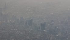 Imagen, Ciudad de México bajo una fuerte contaminación. La contaminación atmosférica es causante de 1 de 10 muertes en el mundo; en México 30 millones de mexicanos respiran mala calidad del aire. Se proyecta que para 2018, la mala calidad del aire ocasionará 37 mil 488 muertes prematuras, 103 mil hospitalizaciones, seis millones de consultas médicas y pérdidas económicas por 20 mil millones de pesos, de acuerdo con el INECC. (Foto: Shutterstock.)