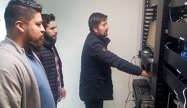 Álvaro Moisés Díaz, Jaime Román y Héctor Ramírez, de Tecnologías de la Información, trabajan en la actualización del Sistema Infomex.