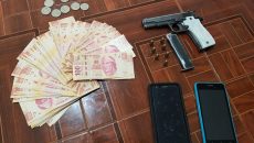 Arma y dinero