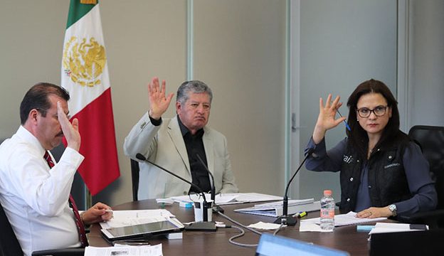 El Comisionado Presidente José Antonio De la Torre Dueñas, con los comisionados Julieta Del Río Venegas y Samuel Montoya Álvarez