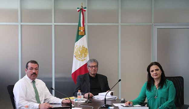 El Comisionado Presidente José Antonio De la Torre Dueñas, el Comisionado Samuel Montoya y la Comisionada Julieta Del Río Venegas