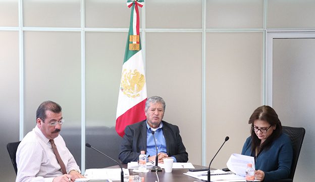 Los Comisionados del IZAI durante la sesión ordinaria de Pleno.