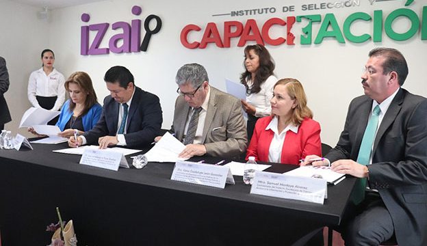 Simitrio Quezada, Director del INSELCAP y los Comisionados del IZAI, José Antonio de la Torre Dueñas, Julieta del Río y Samuel Montoya durante la firma del convenio
