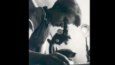 La química Rosalind Elsie Franklin, nacida el 25 de julio de 1920, cuyos estudios sobre difracción de rayos X dieron las claves para la estructura del DNA y confirmaron de manera cuantitativa el modelo de DNA de Watson y Crick (Foto: tomada de la Biblioteca Nacional de Medicina, Estados Unidos.)