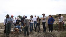 Parte del grupo de investigadores de Estados Unidos y México que participan en un taller binacional sobre zonas áridas el cual se lleva a cabo en San Luis Potosí, visitaron el Cañón de Lajas, donde conocieron algunas prácticas sustentables, como el aprovechamiento del ixtle. (Foto: Elizabeth Ruiz Jaimes/AMC.)