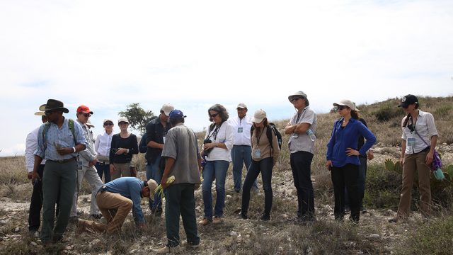 Parte del grupo de investigadores de Estados Unidos y México que participan en un taller binacional sobre zonas áridas el cual se lleva a cabo en San Luis Potosí, visitaron el Cañón de Lajas, donde conocieron algunas prácticas sustentables, como el aprovechamiento del ixtle. (Foto: Elizabeth Ruiz Jaimes/AMC.)