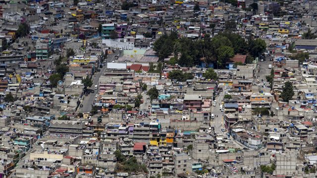 Cerca del 40 por ciento de la población del país no tiene acceso a un crédito y muchas de estas personas ahora están repoblando las viejas colonias populares y también rentando e invadiendo las casas deshabitadas en los fraccionamientos de las afueras de las ciudades, señala Edith Jiménez Huerta, especialista en vivienda y derechos de propiedad, investigadora de la Universidad de Guadalajara. (Foto: Shutterstock.)