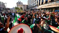 En México, particularmente, se experimenta la sensación de que se pueden tener logros si el logro es social; la tendencia es que lo colectivo es más importante que lo individual, por eso desde el contexto de Mundial de futbol la gente se vincula y ve que puede tener éxitos que no necesariamente son suyos, pero los hace suyos, señala el investigador Rolando Díaz Loving. (Foto: tomada de https://losplayers.com.)