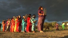 Aunque para el noroeste del país se pueden establecer dos vertientes de la música indígena, de raíz prehispánica y de origen mestizo, existe un instrumento característico: la sonaja. En la imagen, niña Kuri Kuri. (Fotos: cortesía Dr. Miguel Olmos Aguilera.)