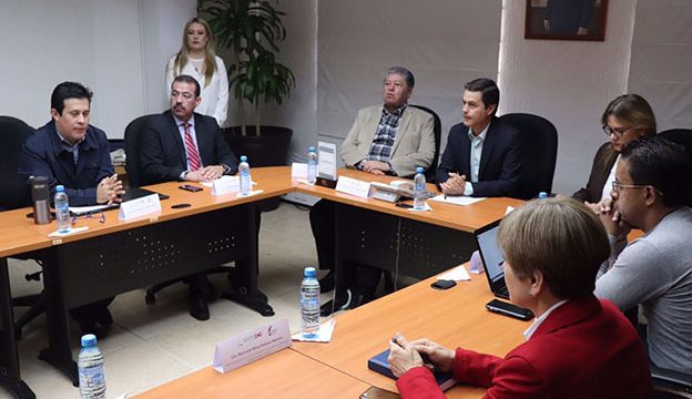 El Secretariado Técnico Local y los representantes de Gesoc, Global Integrity e INAI con Francisco Javier Martínez, Titular del ISSSTEZAC.