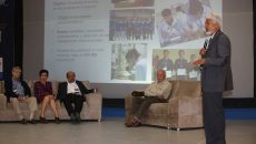De pie, el presidente de la Academia Mexicana de Ciencias, José Luis Morán López, en el homenaje por el aniversario 35 del programa Domingos en la Ciencia, realizado en el marco del XXII Congreso Nacional de la Somedicyt. Sentados: Guillermo Aguilar, Margarita Pimienta, Jorge Flores, Raymundo Cea. (Foto: Elizabeth Ruiz Jaimes/AMC.)