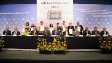 El director general del Conacyt, Enrique Cabrero; y el presidente de la Academia Mexicana de Ciencias (AMC), José Luis Morán, presidieron la ceremonia de Inicio del LIX Año Académico de la AMC. Se dio la bienvenida a los miembros de nuevo ingreso, y se entregaron reconocimientos a los ganadores (de pie) de los Premios Wiezmann 2017, Premios de la Academia a las mejores tesis de doctorado en ciencias sociales y humanidades 2017, así como de las Becas para Mujeres en las humanidades y ciencias sociales 2018. (Fotos: Elizabeth Ruiz Jaimes/AMC.)