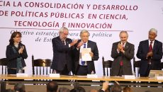 El rector de la UNAM, Enrique Graue, entregó al presidente electo, Andrés Manuel López Obrador, el documento Hacia la consolidación y desarrollo de Políticas Públicas en Ciencia, Tecnología e Innovación, en un acto celebrado en el Palacio de Minería. (Fotos: Elizabeth Ruiz Jaimes/AMC.)