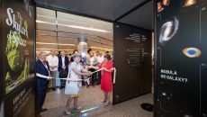 La presidenta de la Unión Astronómica Internacional (IAU, siglas en inglés), la mexicana Silvia Torres-Peimbert, y la presidenta electa de la IAU, la holandesa Ewine van Dishoeck, durante la inauguración de la exposición Above and Beyond, en el marco de la XXX Asamblea General de la IAU en Viena, Austria. La exposición forma parte de la celebración del primer centenario de la organización. (Foto: IAU / M. Zamani.)