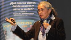 Si un edificio está bien diseñado, construido y se utiliza para lo que fue pensado, no tendría por qué caerse sin importar dónde esté ubicado”, aseguró Xyoli Pérez, durante la presentación del número actual de la revista Ciencia, de la Academia Mexicana de Ciencias, dedicado a los sismos (Foto: Eduardo González/AMC.)