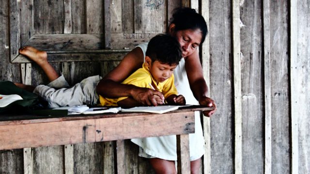 En los programas de transferencias condicionadas, como Progresa, Oportunidades y Prospera, no se ha contemplado la corresponsabilidad de las tareas domésticas con la participación masculina. Son las mujeres las que tienen que procurar el bienestar familiar, mientras que los hombres tienen un rol menor en los cuidados y crianza de los hijos, aspectos que deben tomarse en cuenta para que estos programas sean más eficaces. (Foto: tomada de www.cepal.org.)
