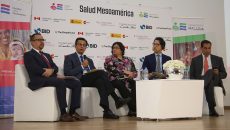 En la presentación de resultados de la Iniciativa Salud Mesoamérica y de la nueva iniciativa para la eliminación de malaria, realizada en el Museo Soumaya, participaron Miguel Betancourt y Roberto Tapia, ambos de la Fundación Carlos Slim; Emma M. Iriarte, coordinadora regional del proyecto; Ethan Wong, de la Fundación Bill and Melinda Gates; y Tomás Bermúdez, del Banco Interamericano de Desarrollo. (Foto: Elizabeth Ruiz Jaimes/AMC.)