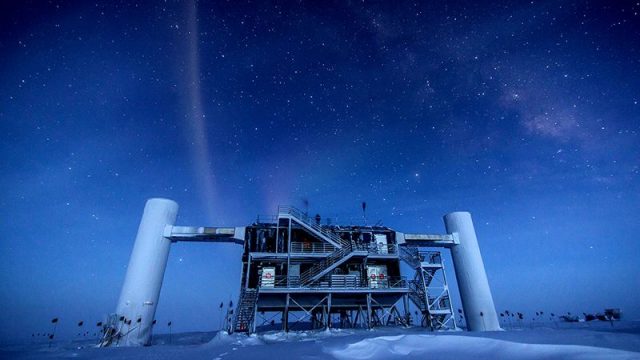 El observatorio IceCube, un telescopio de neutrinos situado en la estación Amundsen-Scott del Polo Sur, registró datos que podrían usarse para rastrear los rayos cósmicos. Foto: National Science Foundation (NSF).