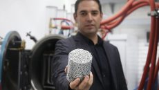 El ganador de Premios de Investigación de la AMC 2018, en el área de ingeniería y tecnología, doctor Ignacio Alejandro Figueroa Vargas, quien muestra en su laboratorio una espuma metálica, uno de los importantes materiales del futuro en diversos sectores. (Fotos: Elizabeth Ruiz Jaimes/AMC.)