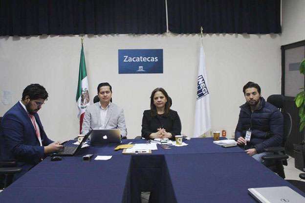 La Comisionada Julieta del Río Venegas con Fernando Araiz, Jaime Román y Jhonatán Luján, en sesión de la Comisión de Tecnologías y Plataforma Nacional de Transparencia del SNT