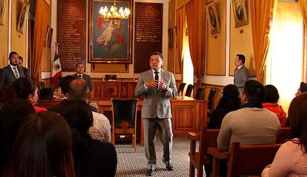 Charla Armando Ávalos con estudiantes sobre la delicada tarea de impartir justicia