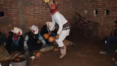 Danzante mayo. El Júpare, Huatabampo, Sonora, donde la Cuaresma y la Semana Santa son rituales de origen católico ligados con los cultos y cosmovisión prehispánica (Fotos: cortesía Dr. José Luis Moctezuma.)