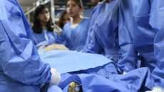 Para las clases prácticas en la Facultad de Medicina de la UNAM, a los cuerpos de estudio sólo se descubre la parte con la cual trabajarán los estudiantes. (Fotos: Elizabeth Ruiz Jaimes/AMC.)