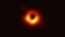 Primera imagen de un hoyo negro supermasivo de M87, en el centro del cúmulo de Virgo, la cual se pudo obtener gracias al experimento Telescopio de Horizonte de Eventos (EHT, sus siglas en inglés), que agrupa a un total de ocho telescopios repartidos en el mundo, entre ellos el mexicano Gran Telescopio Milimétrico Alfonso Serrano (GTM) (Imagen: EHT.)