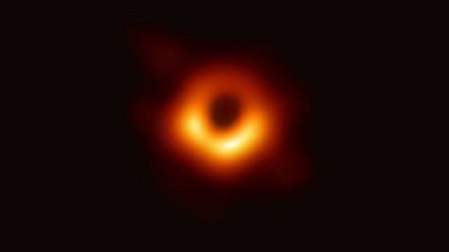 Primera imagen de un hoyo negro supermasivo de M87, en el centro del cúmulo de Virgo, la cual se pudo obtener gracias al experimento Telescopio de Horizonte de Eventos (EHT, sus siglas en inglés), que agrupa a un total de ocho telescopios repartidos en el mundo, entre ellos el mexicano Gran Telescopio Milimétrico Alfonso Serrano (GTM). (Imagen: EHT.)