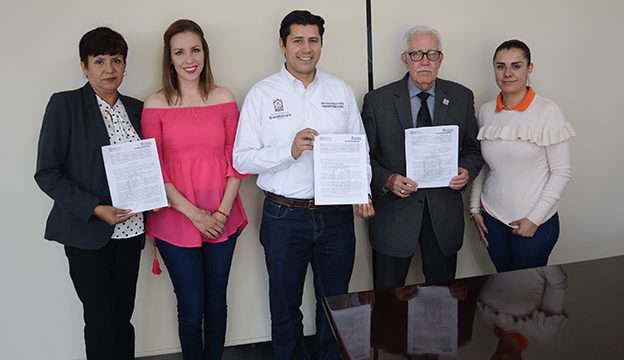 Firma Julio César Chávez convenio de colaboración con el Banco de Alimentos