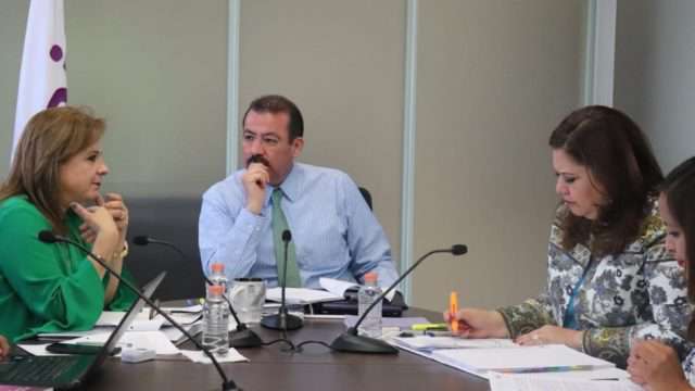 Los Comisionados Samuel Montoya Álvarez, Julieta del Río Venegas y Fabiola Torres Rodríguez durante la sesión ordinaria de Pleno