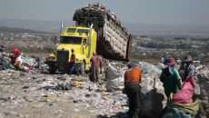 El confinamiento masivo de desechos sólidos en tiraderos municipales genera la contaminación del agua, el aire y el suelo, y es una fuente de emisiones de gases de efecto invernadero hacia la atmósfera. (Foto: Cortesía del doctor Gerardo Bernache Pérez.)