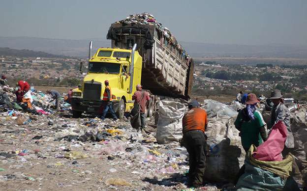 El confinamiento masivo de desechos sólidos en tiraderos municipales genera la contaminación del agua, el aire y el suelo, y es una fuente de emisiones de gases de efecto invernadero hacia la atmósfera. (Foto: Cortesía del doctor Gerardo Bernache Pérez.)