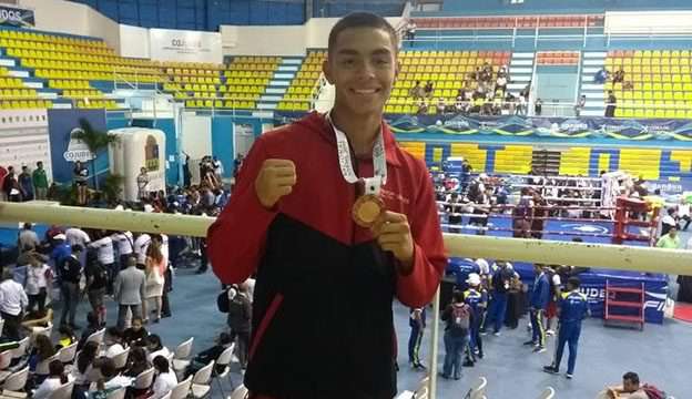 Puños de bronce muestra Diego Hernández