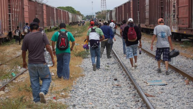 La migración de tránsito debe ser ordenada, regular y segura para reducir los riesgos a los que están expuestos los migrantes. Foto: Shutterstock.